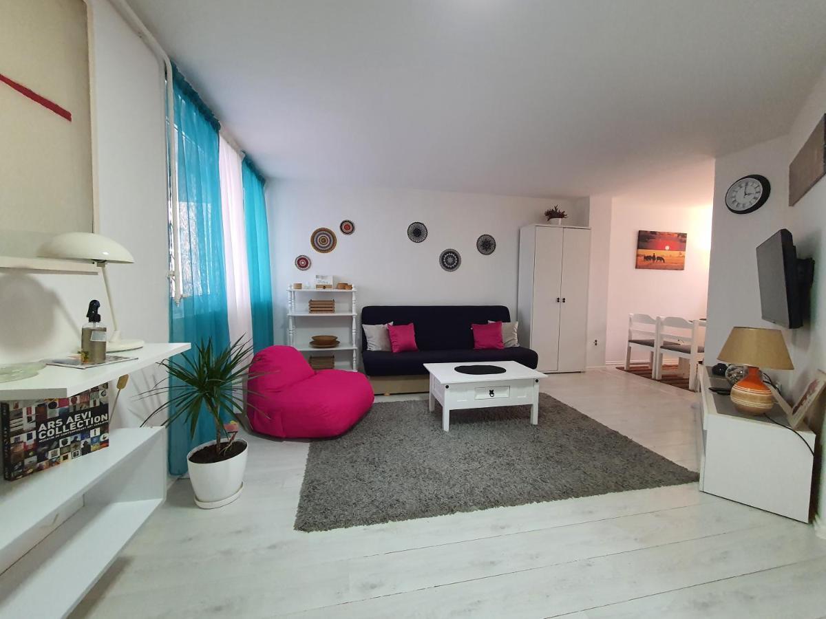 Studio Apartment *